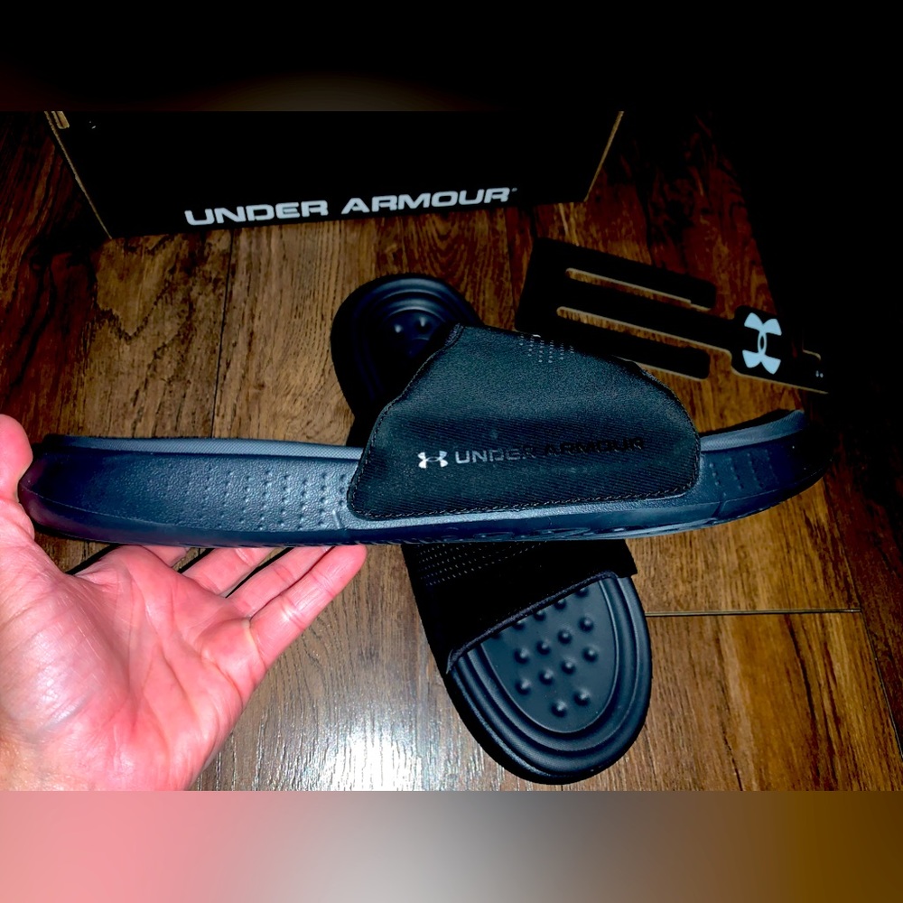 NWT Men’s size 12 or Women’s size 13.5 Under Armour Black Elevate Slides.